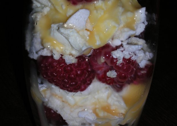Fotografia przedstawiająca Malinowy deser