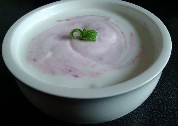 Fotografia przedstawiająca Malinowy jogurt z siemieniem lnianym