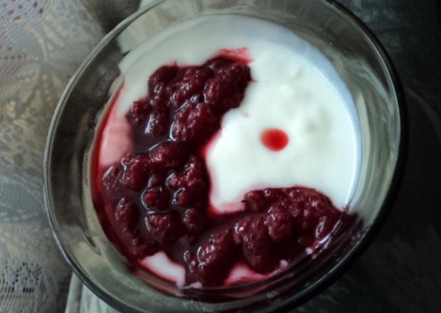 Fotografia przedstawiająca malinowy jogurt