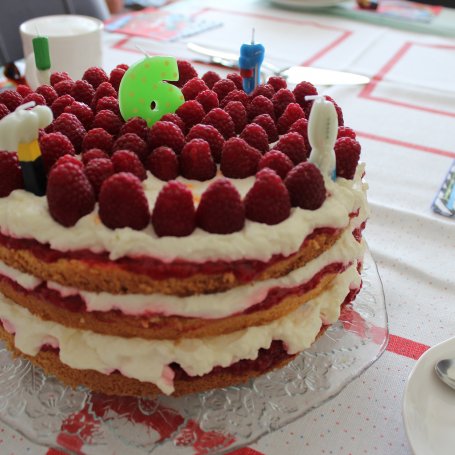 Krok 6 - Malinowy tort dla sześciolatka foto