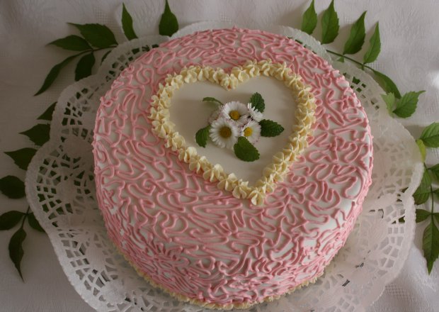 Fotografia przedstawiająca Malinowy tort z serduszkiem
