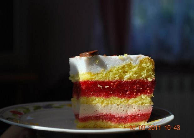 Fotografia przedstawiająca Malinowy tort
