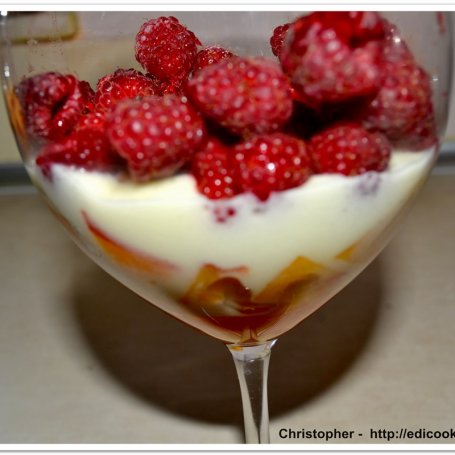 Krok 5 - Maliny w jogurtowej piance cytrynowej. foto