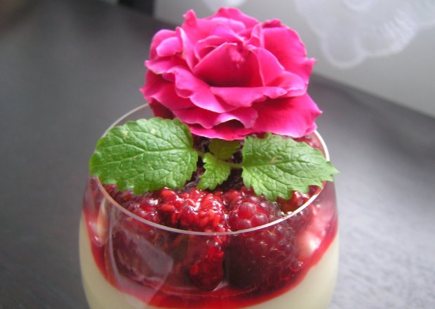 Fotografia przedstawiająca Maliny w jogurtowym kremie