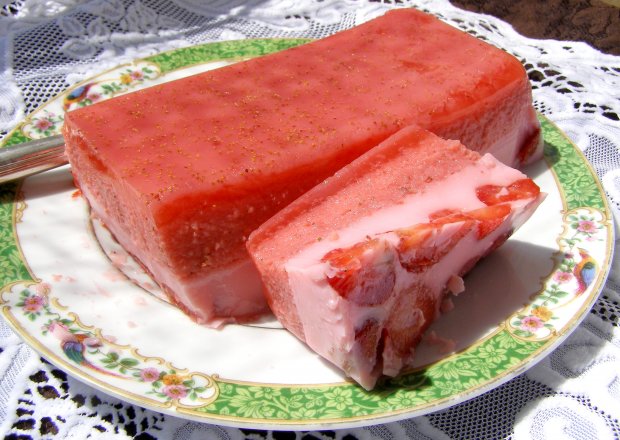 Fotografia przedstawiająca mało kaloryczny deser truskawkowy...