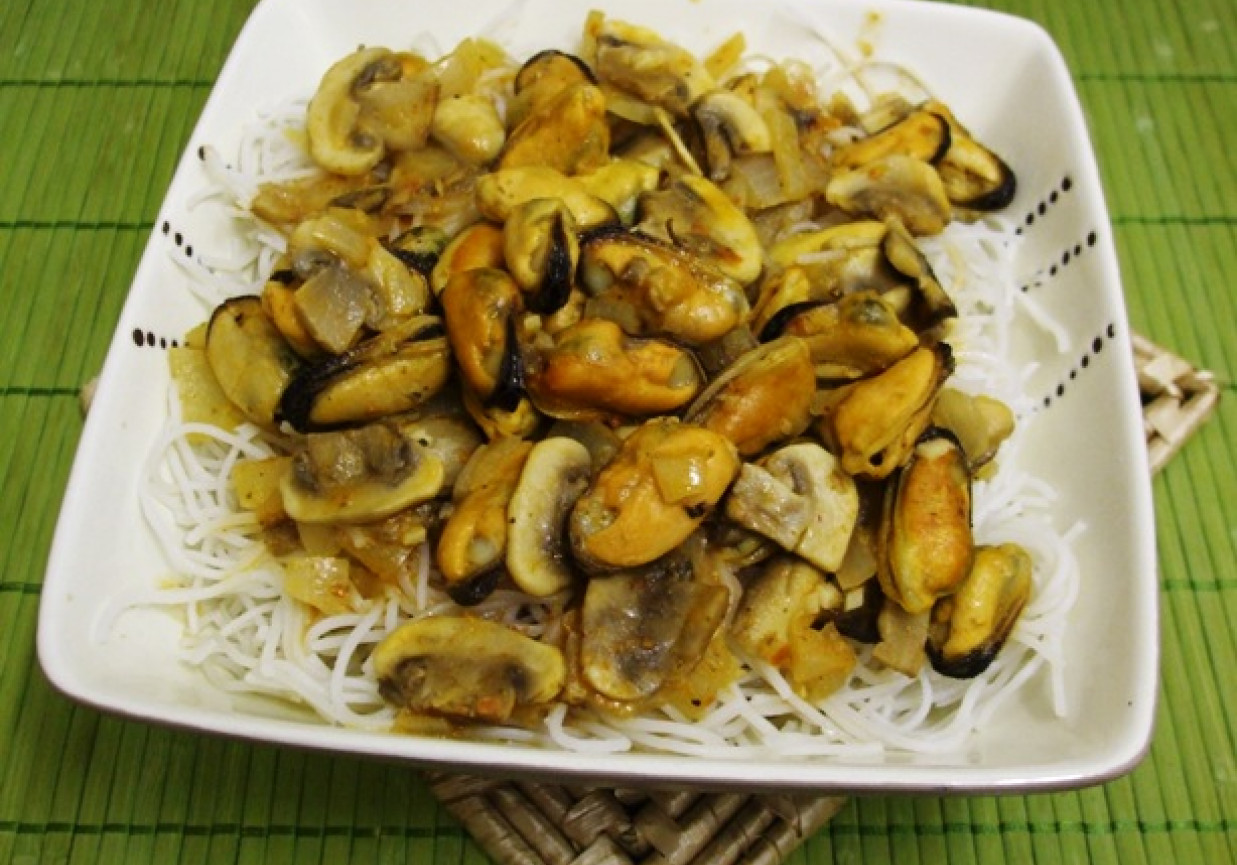 Małże w sosie cytrynowym z pesto rosso foto