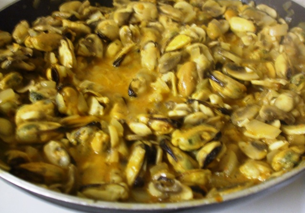 Małże w sosie cytrynowym z pesto rosso foto
