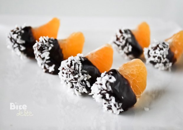 Fotografia przedstawiająca Mandarynki w czekoladzie z wiórkami kokosowymi