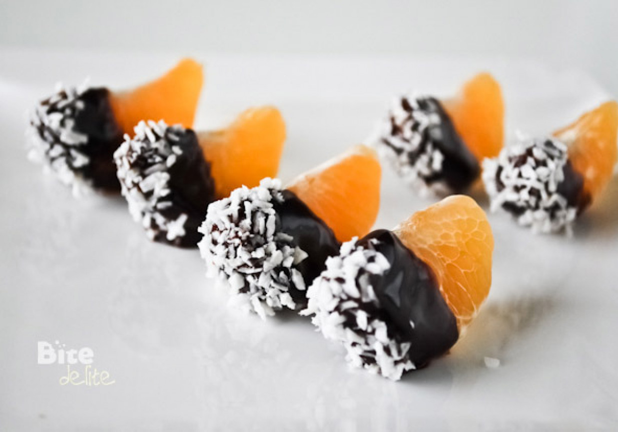 Mandarynki w czekoladzie z wiórkami kokosowymi foto