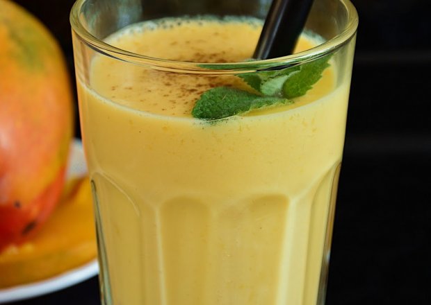 Fotografia przedstawiająca Mango Lassi - Koktajl z mango, jogurtu z nutą kardamonu