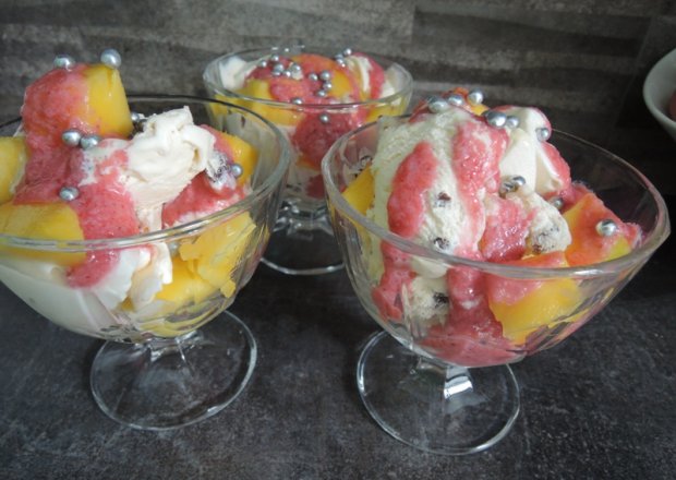 Fotografia przedstawiająca Mango z lodami i musem arbuzowym