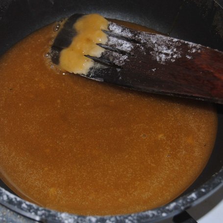 Krok 4 - Manna z truskawkami w sosie karmelowym foto