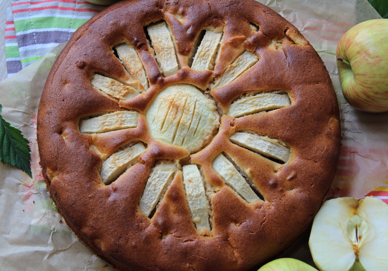 Marcepanowe ciasto z jabłkami foto