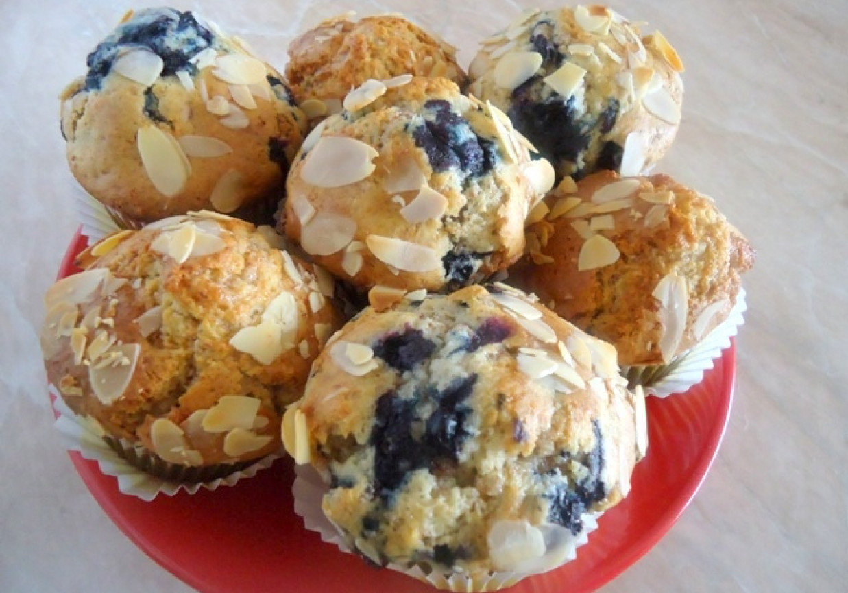 Marcepanowe muffiny z jagodami foto