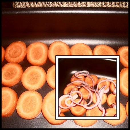 Krok 1 - Marchew zapiekana z cebulą w sosie kminkowym foto