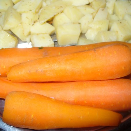 Krok 2 - Marchewka  do obiadu z ziemniakami foto