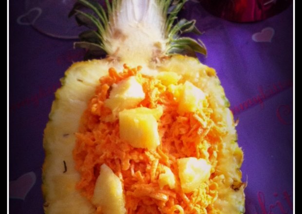 Fotografia przedstawiająca Marchewka w ananasie