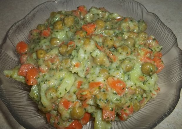 Fotografia przedstawiająca Marchewka z groszkiem i brokułami