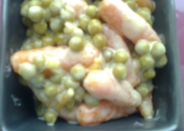 Fotografia przedstawiająca Marchewka z groszkiem w sosie serowym