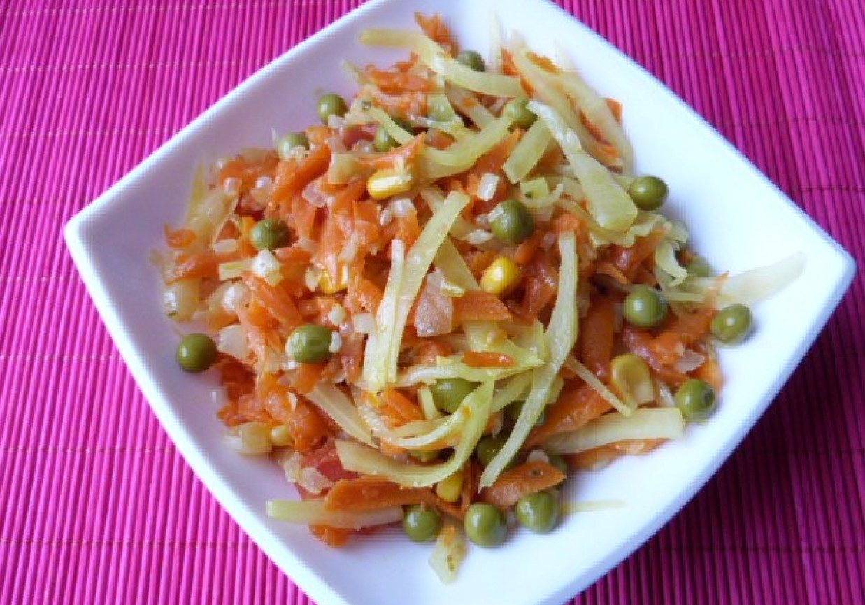 Marchewka z kapustą i groszkiem foto