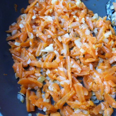 Krok 2 - Marchewka z kapustą i groszkiem foto