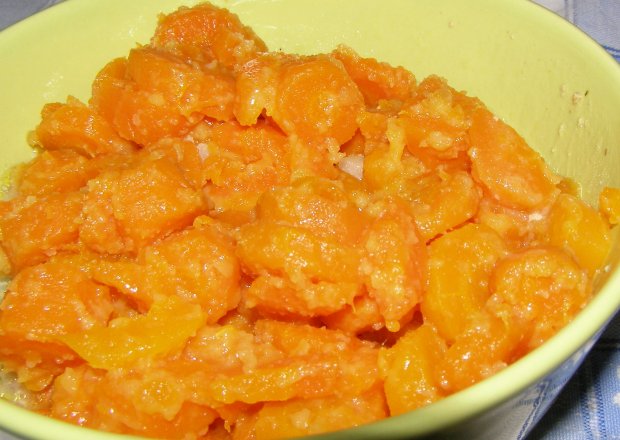 Fotografia przedstawiająca marchewka z masłem i pomarańczą...