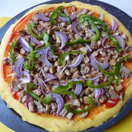 Krok 7 - Marchewkowa pizza z kurczakiem foto