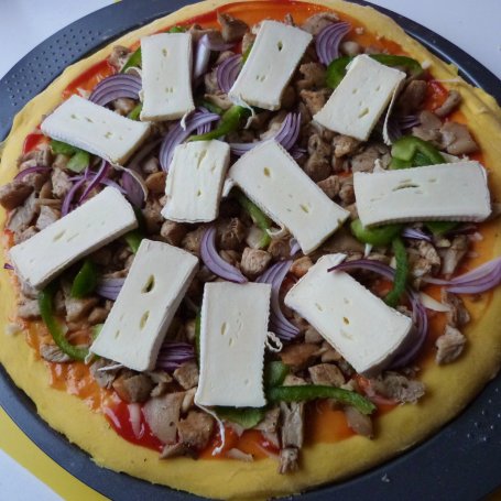 Krok 8 - Marchewkowa pizza z kurczakiem foto