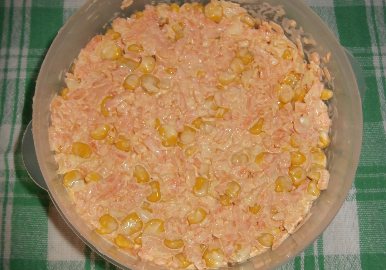 Marchewkowa surówka z kukurydzą i czosnkiem. foto