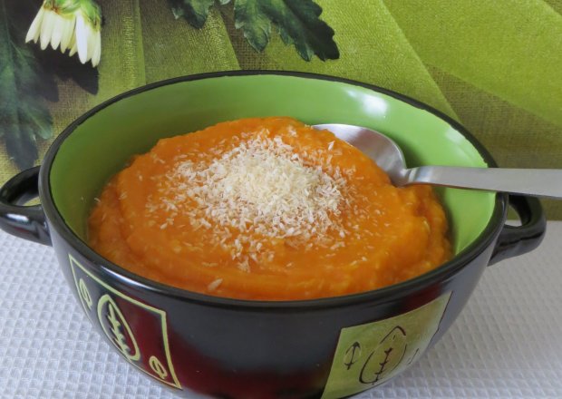 Fotografia przedstawiająca Marchewkowa zupa-krem z kokosem i migdałem ( uboga)