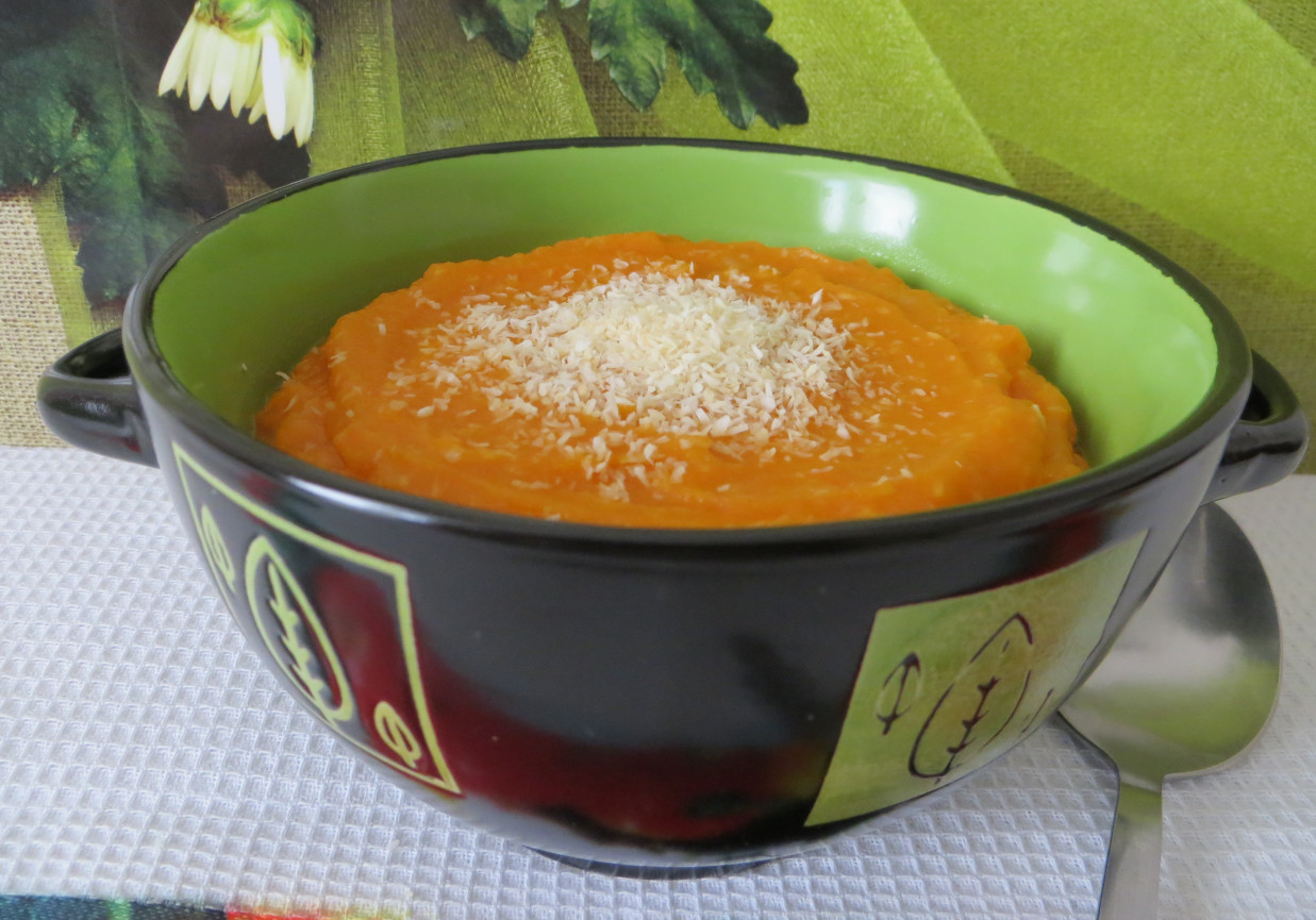 Marchewkowa zupa-krem z kokosem i migdałem ( uboga) foto