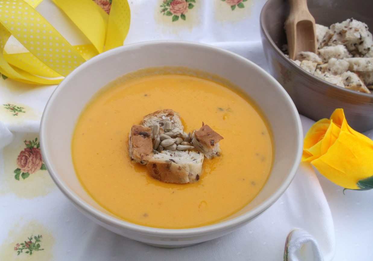 Marchewkowa zupa-krem z mleczkiem kokosowym. foto