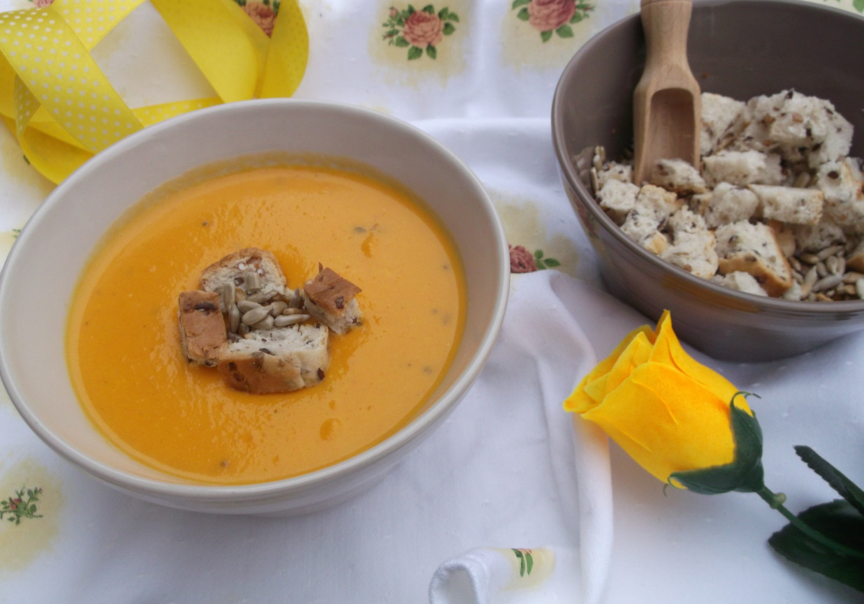 Marchewkowa zupa-krem z mleczkiem kokosowym. foto