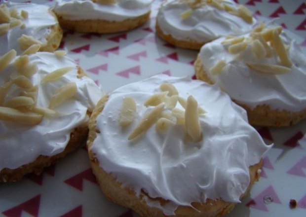 Fotografia przedstawiająca Marchewkowe ciasteczka pod białą pierzynką