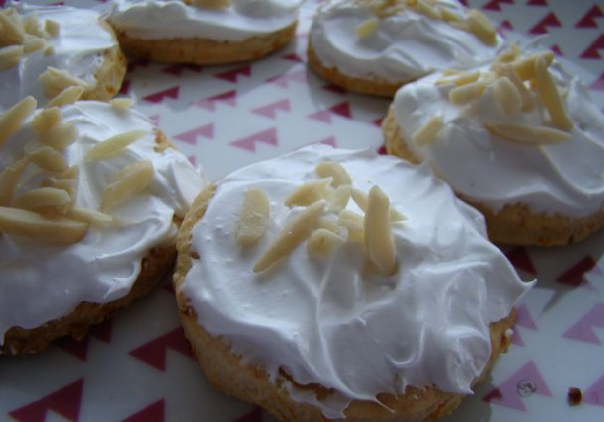 Marchewkowe ciasteczka pod białą pierzynką foto
