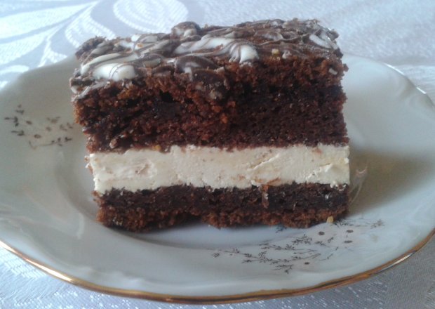 Fotografia przedstawiająca Marchewkowe ciasto czekoladowe z kremem waniliowym