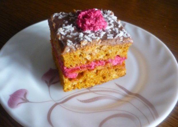 Fotografia przedstawiająca marchewkowe ciasto  z buraczkowym kremem