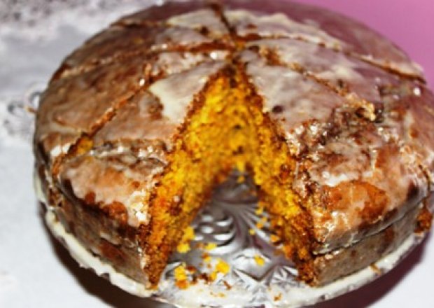 Fotografia przedstawiająca Marchewkowe ciasto z lukrem z pomarańczy