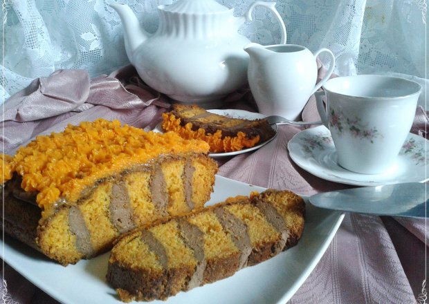 Fotografia przedstawiająca Marchewkowe ciasto z masą czekoladową i konfiturą marchewką