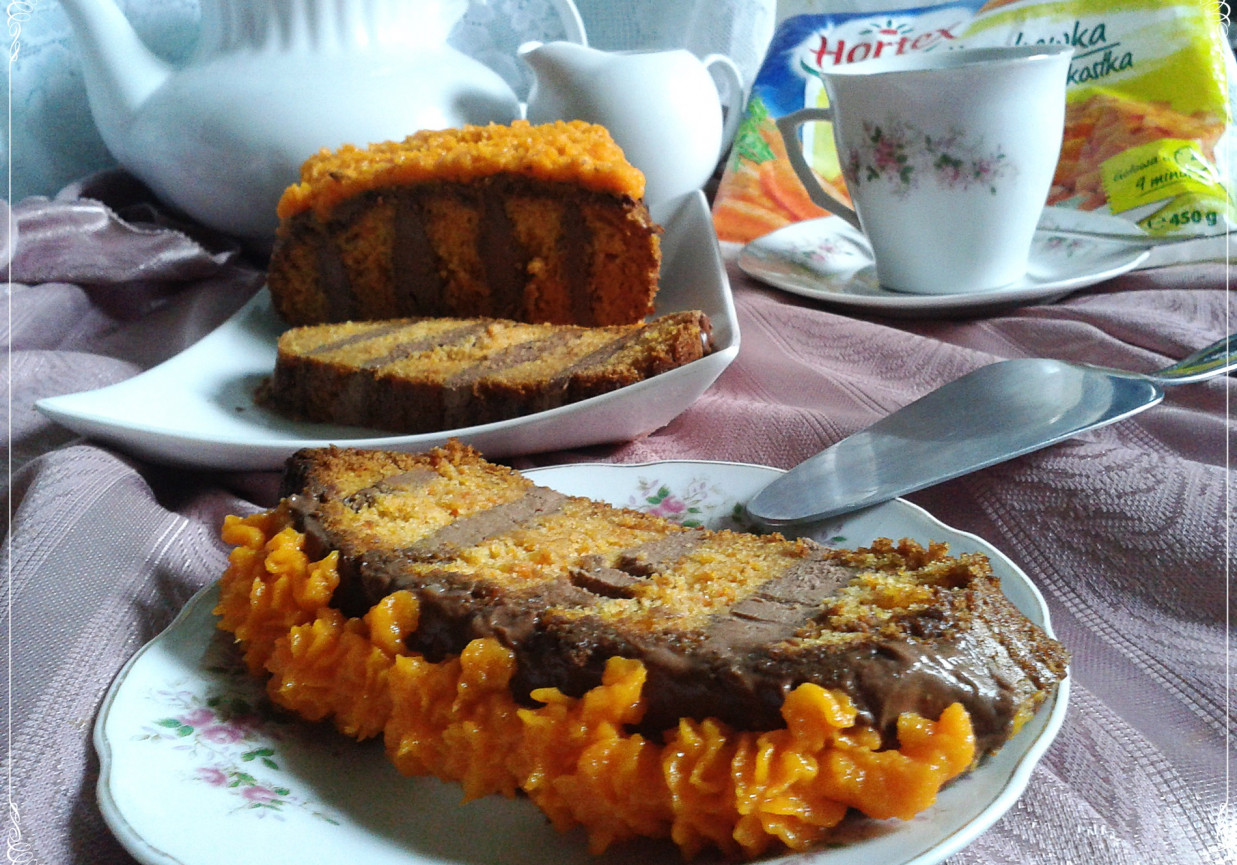 Marchewkowe ciasto z masą czekoladową i konfiturą marchewką foto