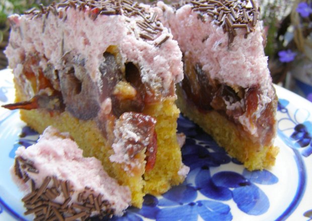 Fotografia przedstawiająca Marchewkowe ciasto ze śliwkami