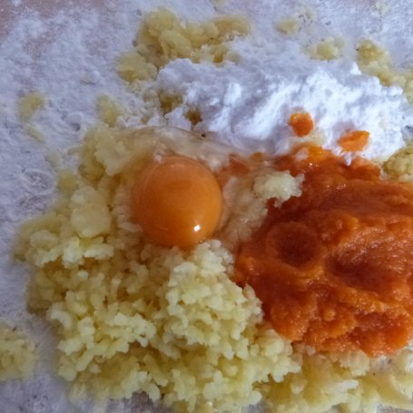 Krok 2 - Marchewkowe knedle ze śliwkami foto