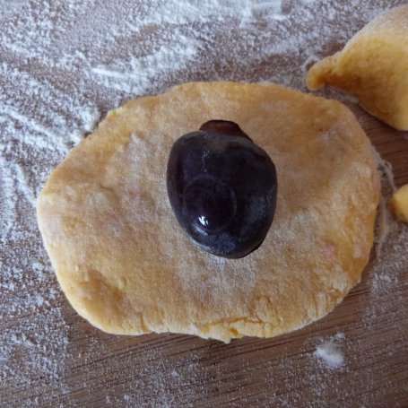 Krok 5 - Marchewkowe knedle ze śliwkami foto