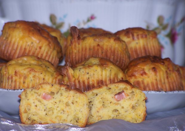 Fotografia przedstawiająca Marchewkowe muffinki, czyli wytrawne z kabanosem