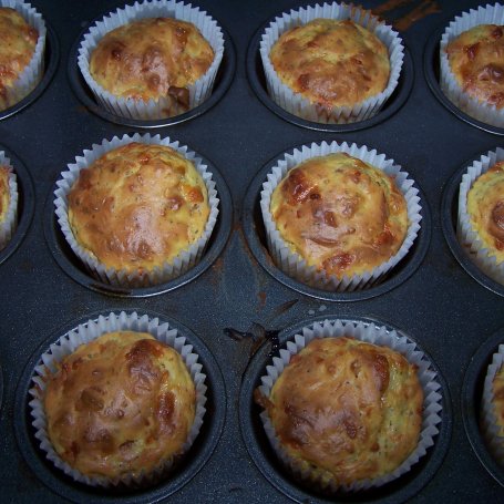 Krok 6 - Marchewkowe muffinki, czyli wytrawne z kabanosem foto