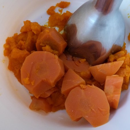 Krok 1 - Marchewkowe pierogi z truskawkami foto