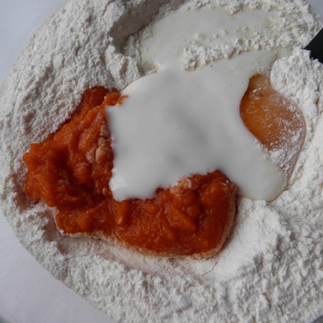 Krok 2 - Marchewkowe pierogi z truskawkami foto
