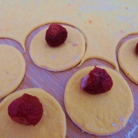 Krok 4 - Marchewkowe pierogi z truskawkami foto