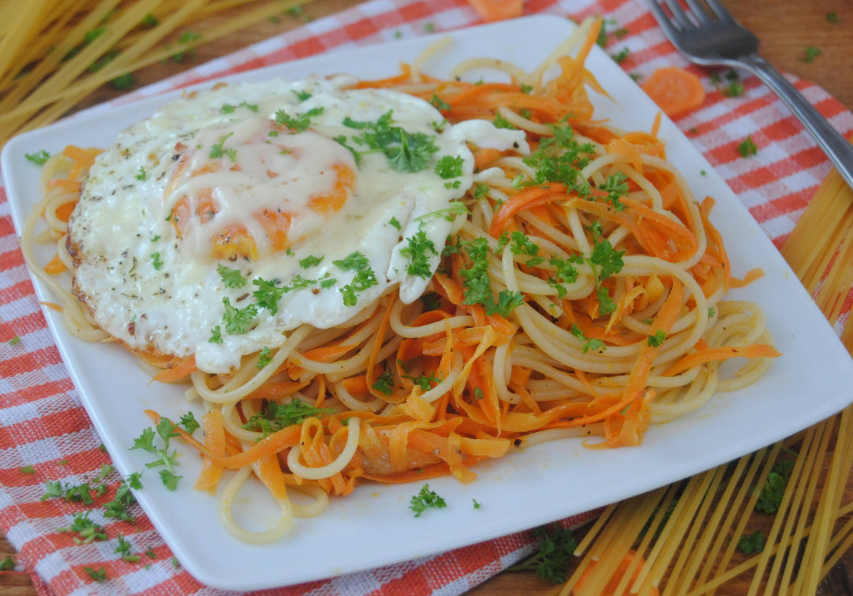 Marchewkowe spaghetti z jajkiem sadzonym foto