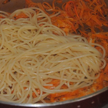 Krok 6 - Marchewkowe spaghetti z jajkiem sadzonym foto